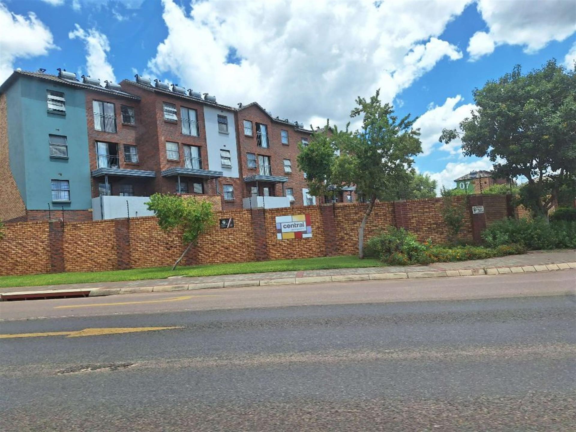 Front View of property in Montana Tuine