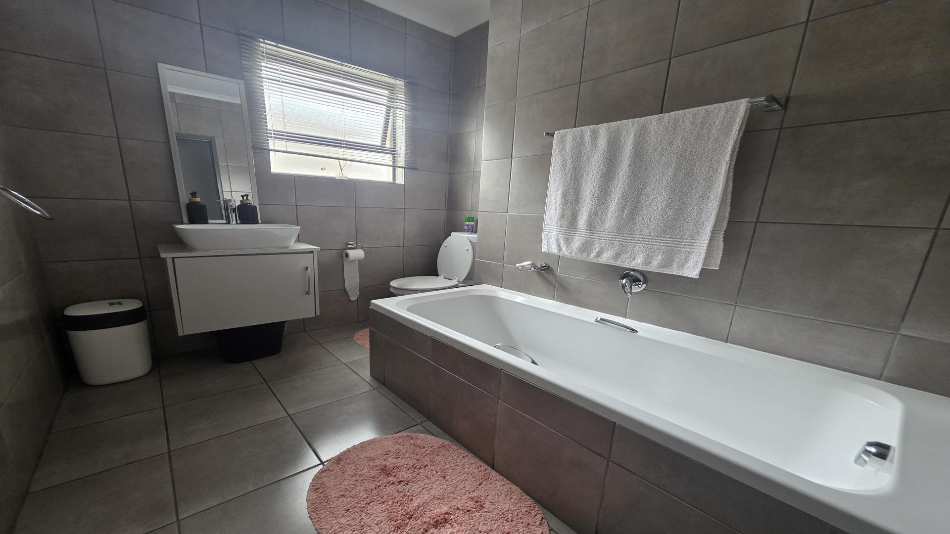 Bathroom 2 of property in Groblerpark