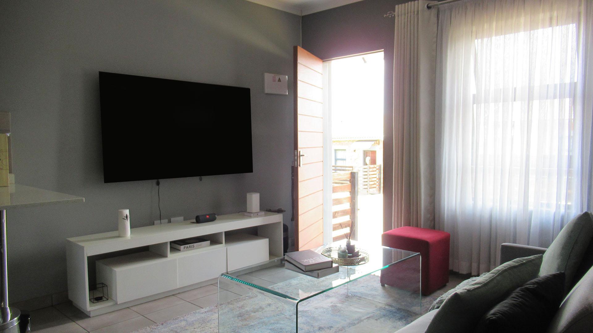 Lounges - 16 square meters of property in Groblerpark