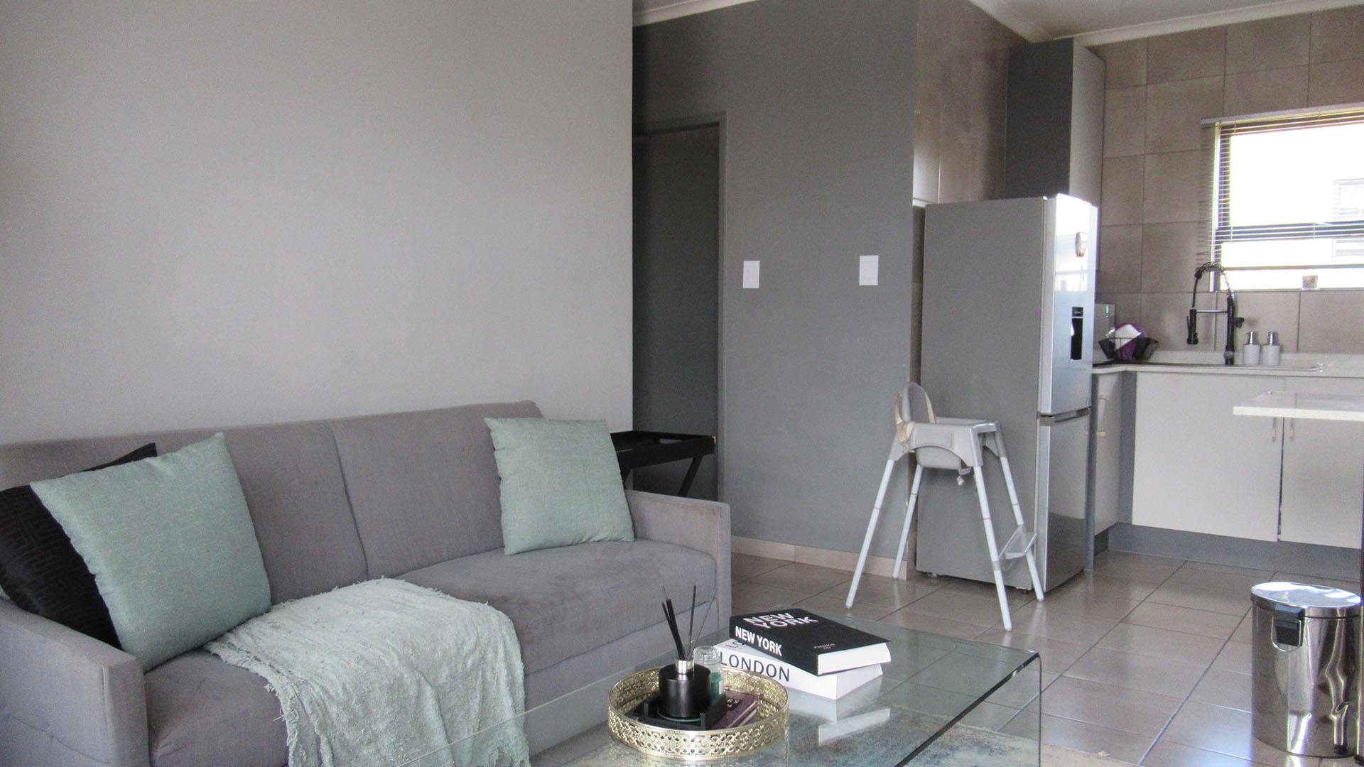 Lounges - 16 square meters of property in Groblerpark