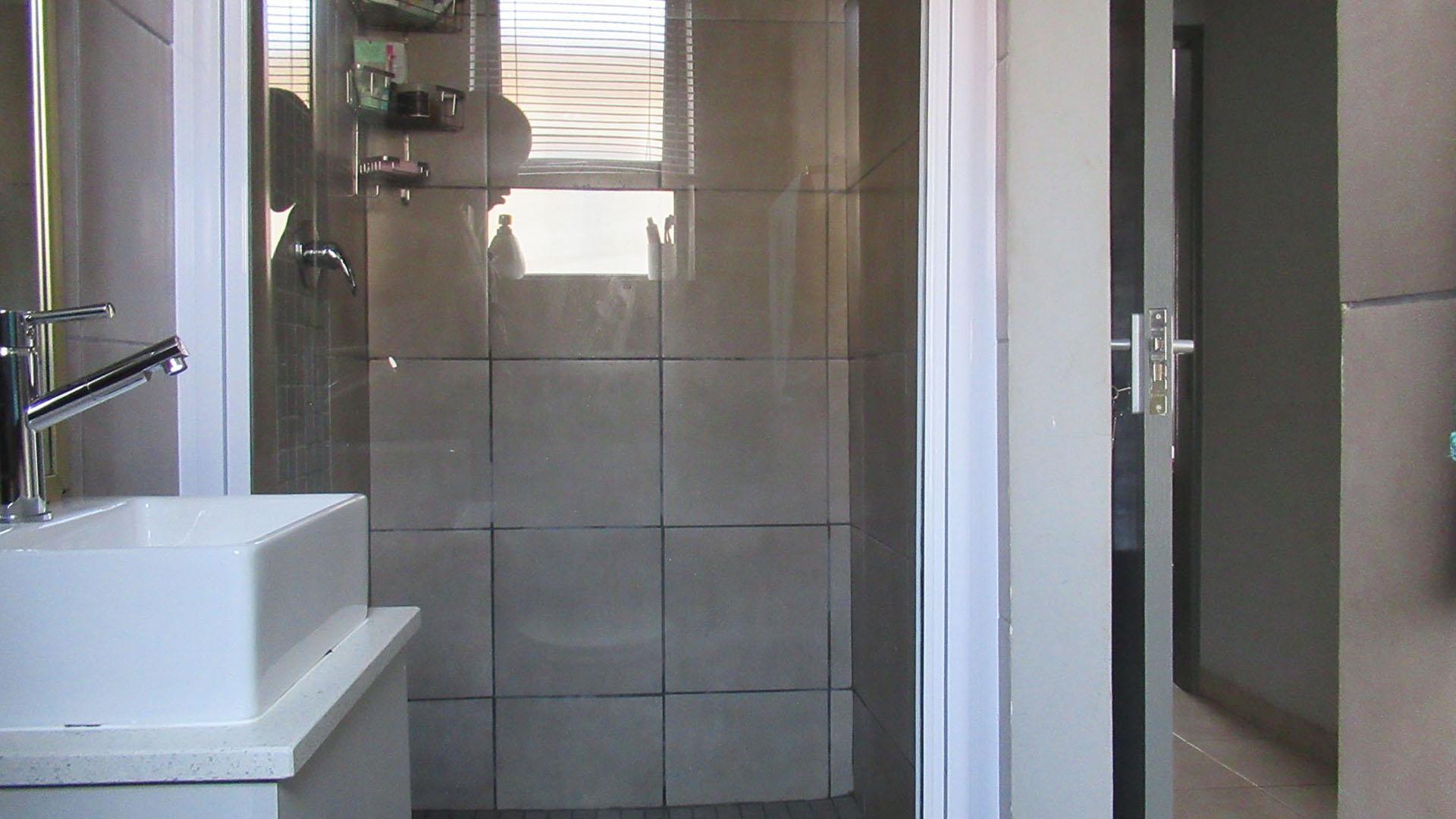 Main Bathroom - 3 square meters of property in Groblerpark