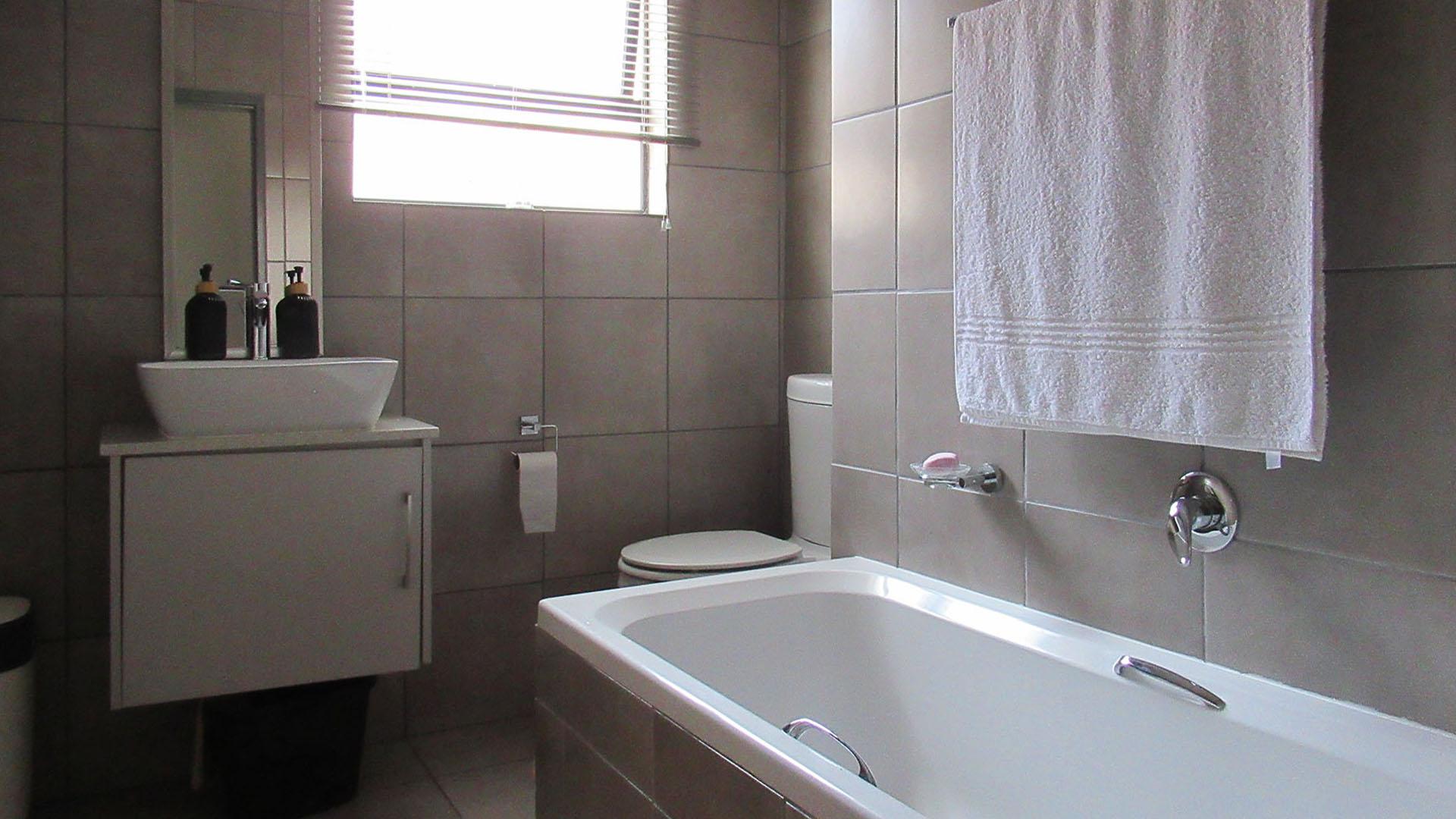 Bathroom 1 - 6 square meters of property in Groblerpark