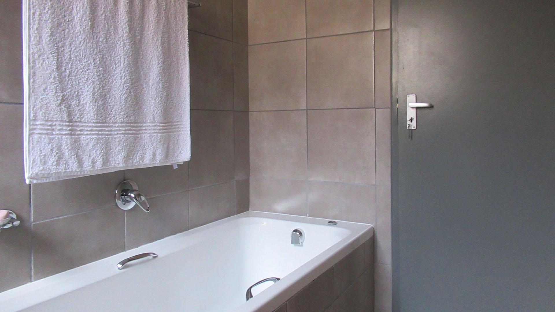 Bathroom 1 - 6 square meters of property in Groblerpark
