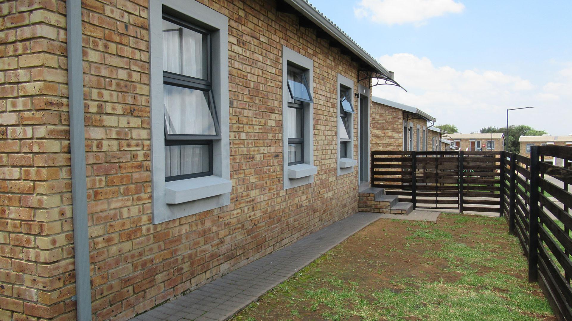 Front View of property in Groblerpark