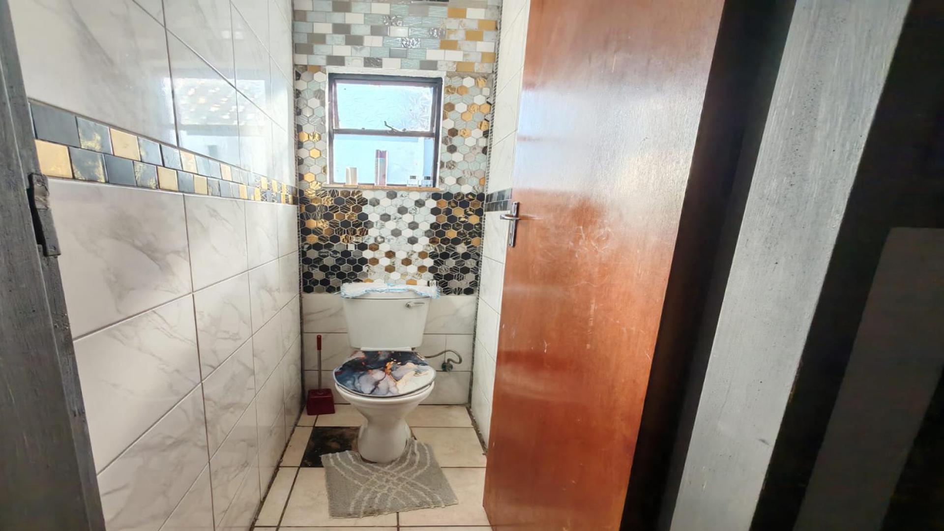 Bathroom 1 of property in Sasolburg