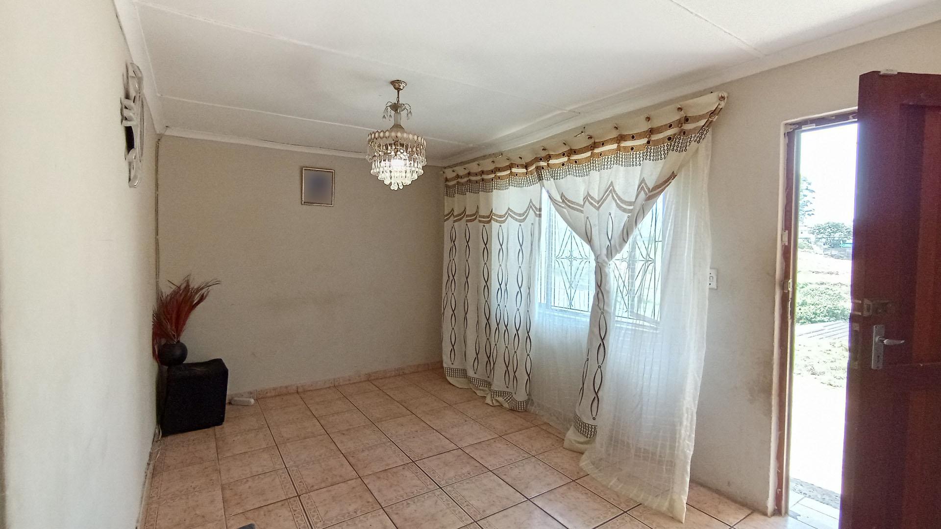 Lounges - 14 square meters of property in Kloof 