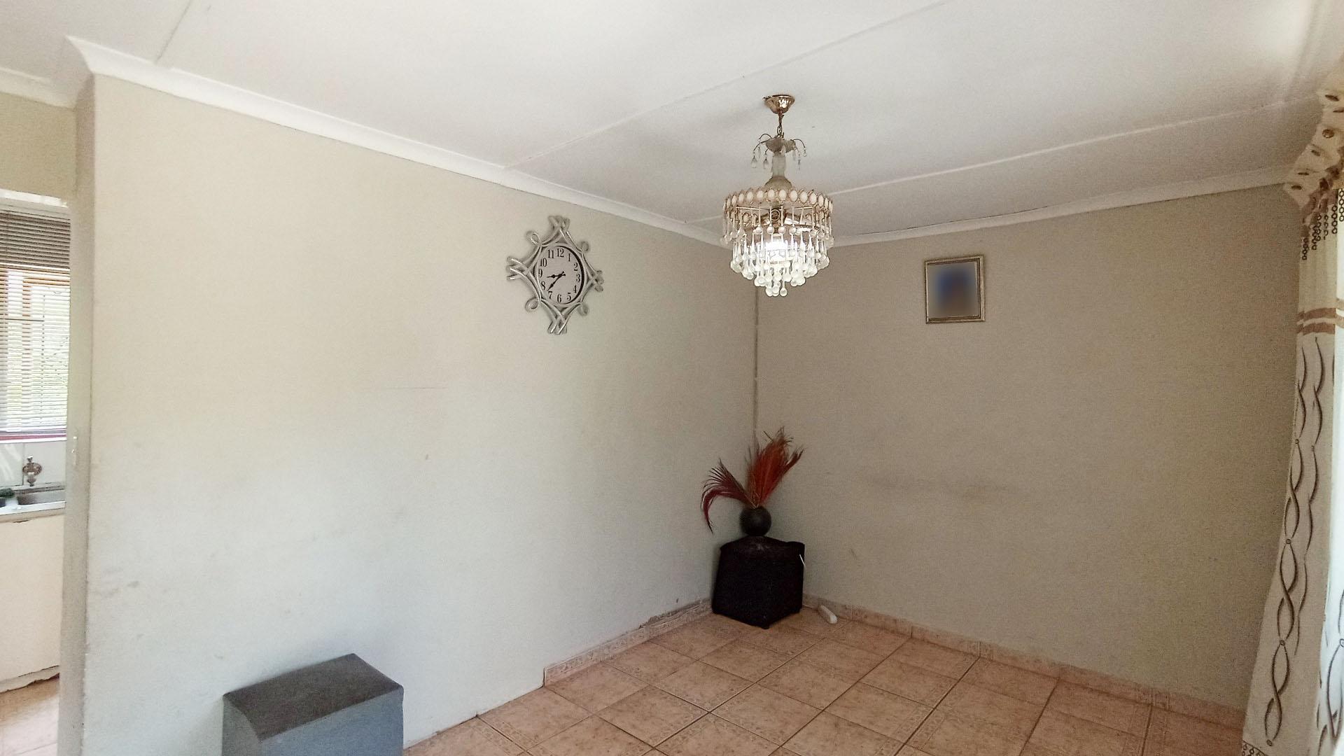 Lounges - 14 square meters of property in Kloof 
