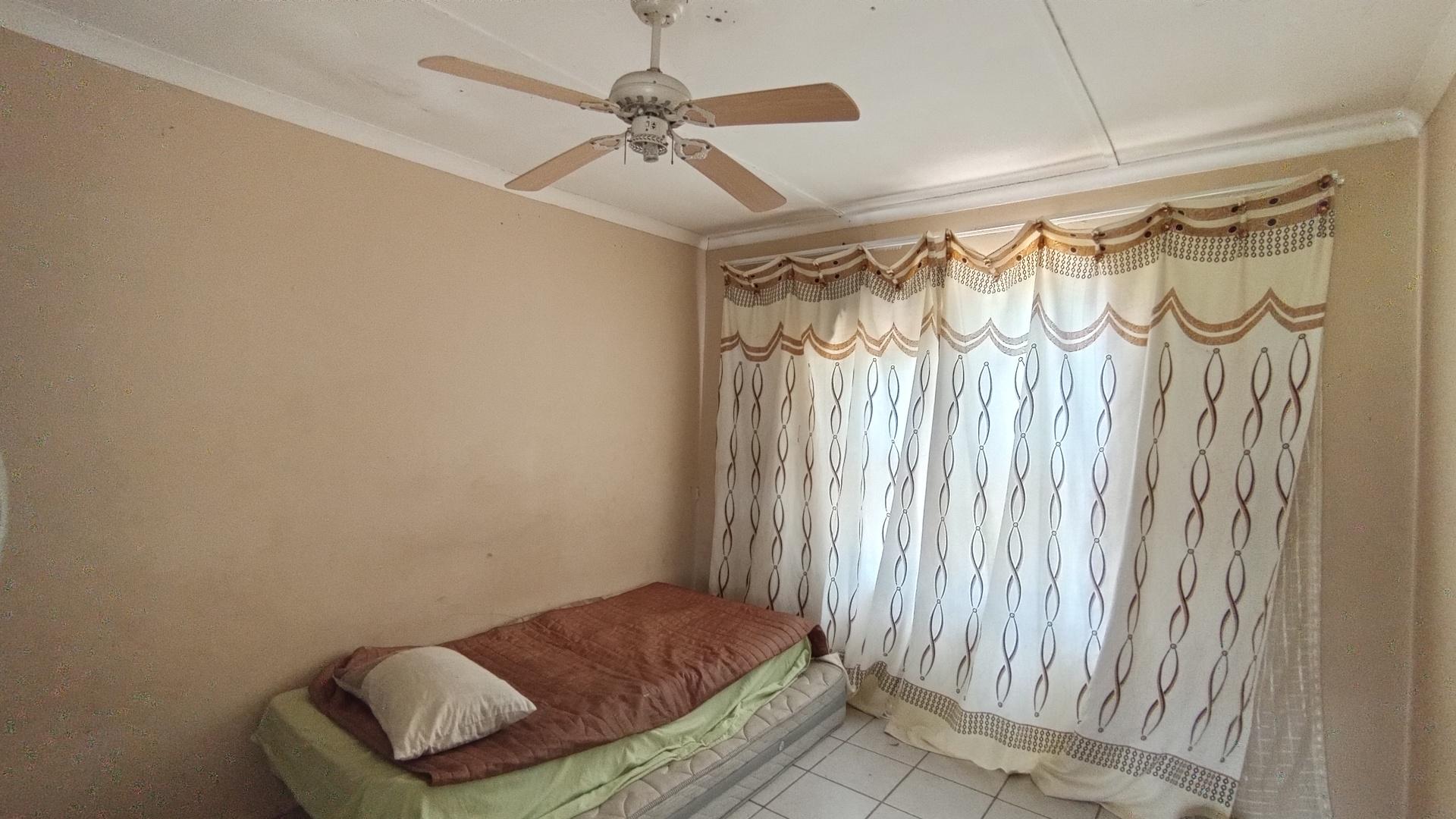 Bed Room 1 - 12 square meters of property in Kloof 