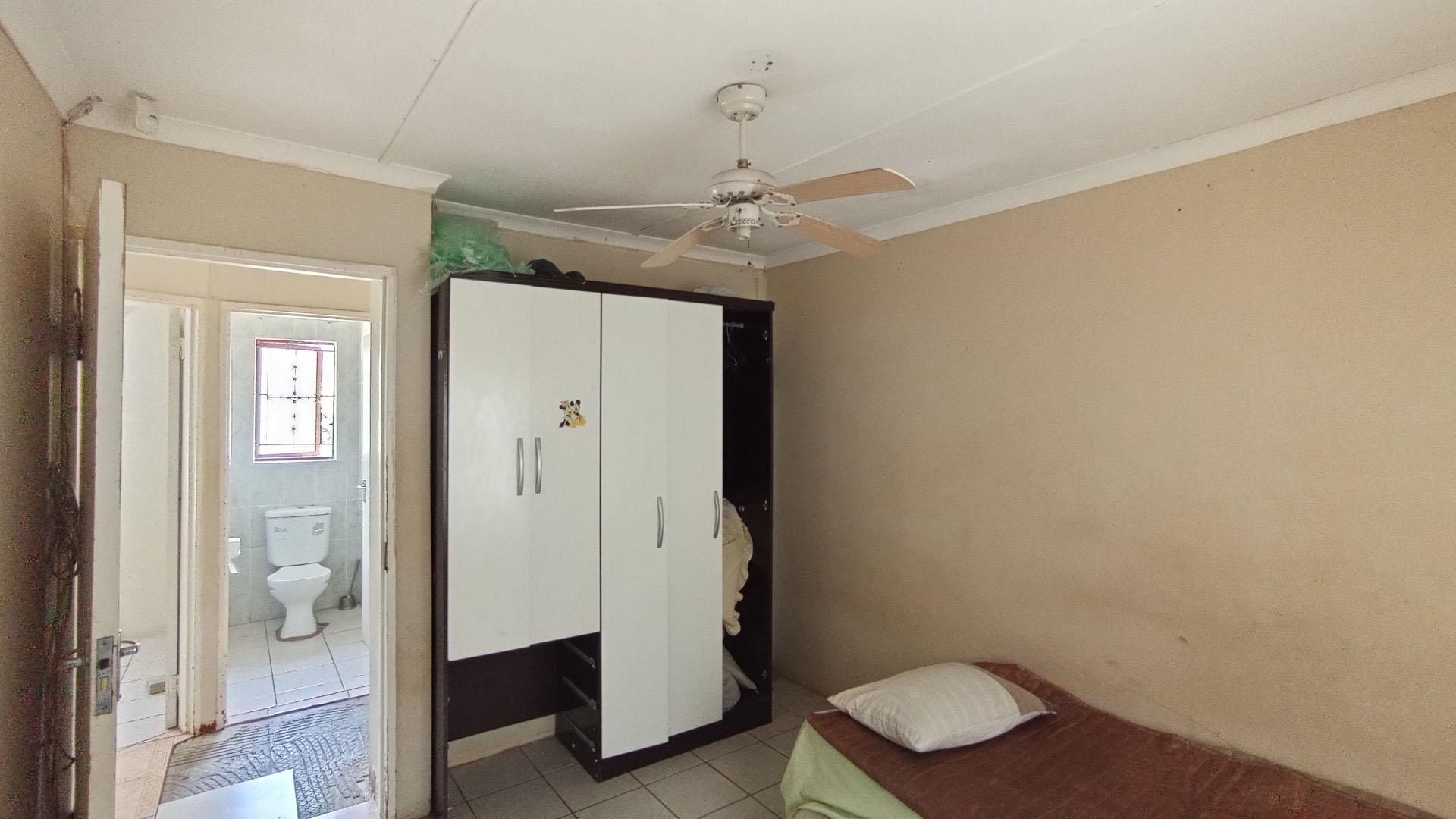 Bed Room 1 - 12 square meters of property in Kloof 