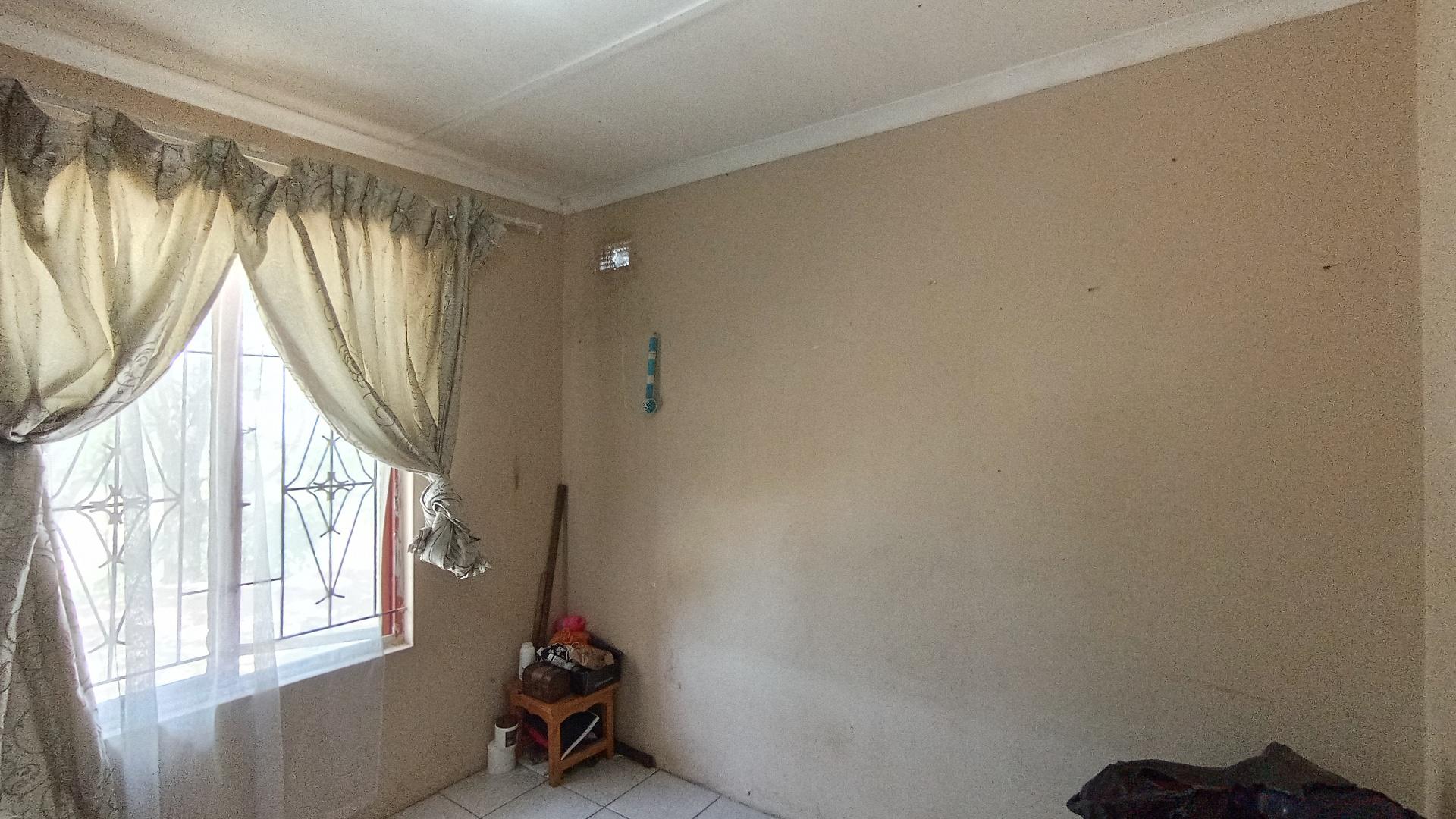 Bed Room 2 - 9 square meters of property in Kloof 