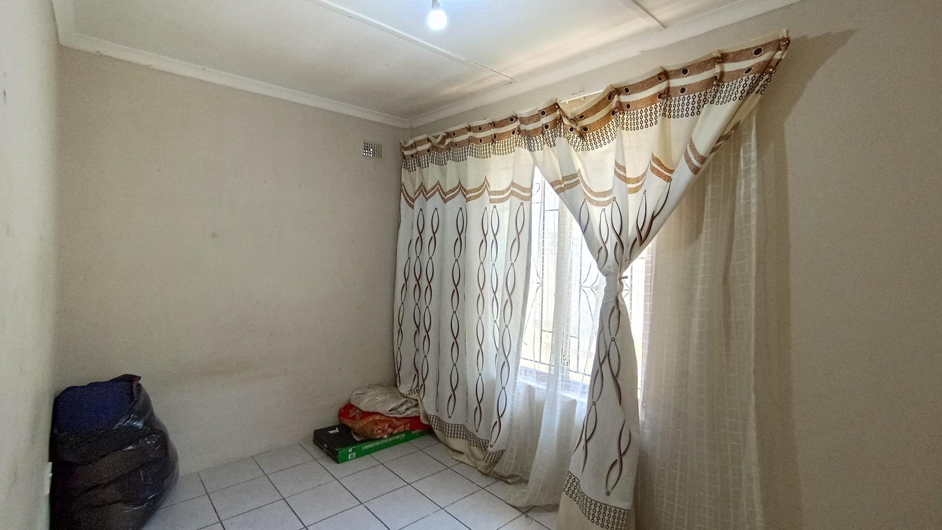 Bed Room 3 - 9 square meters of property in Kloof 