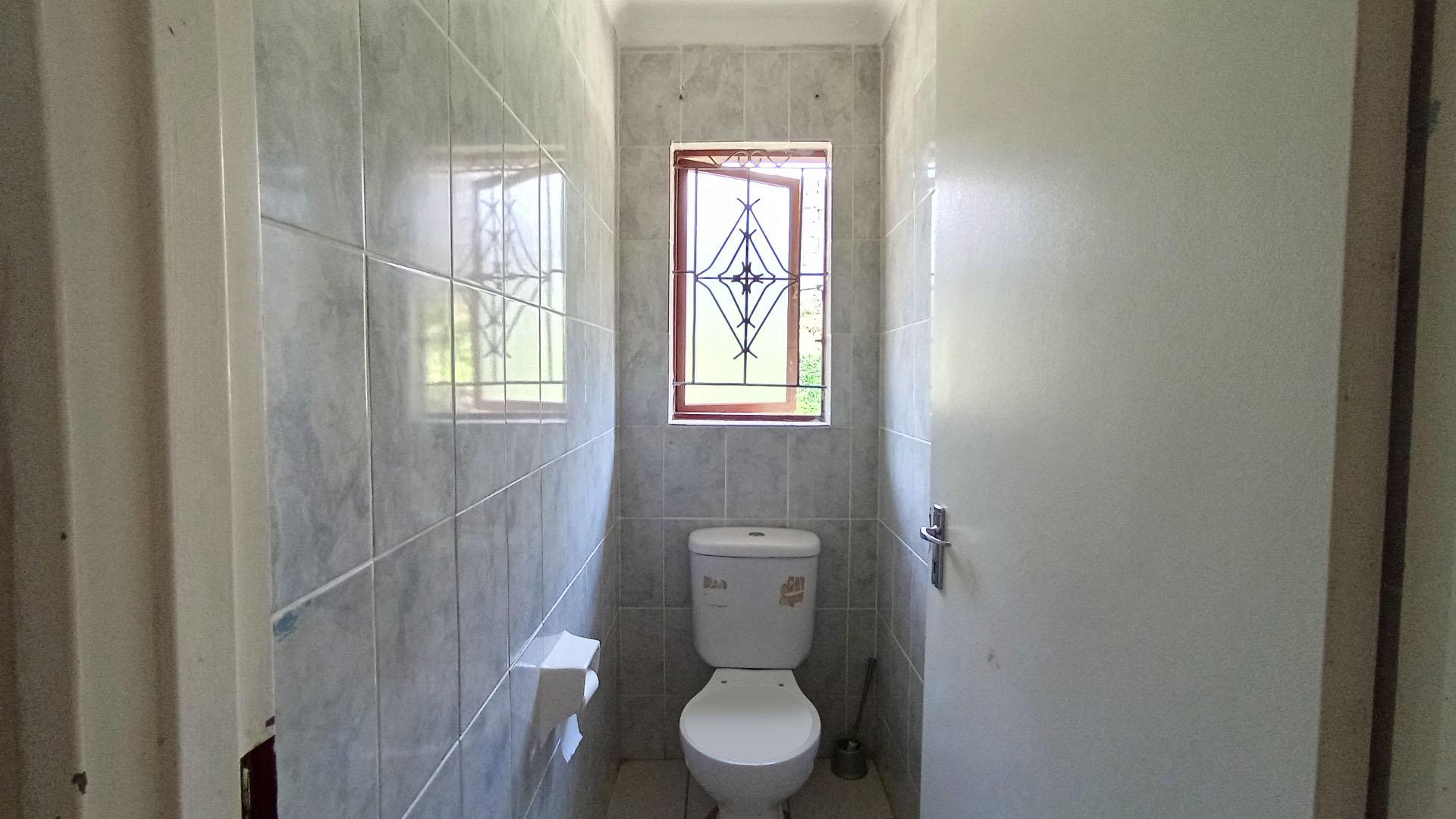Bathroom 1 - 5 square meters of property in Kloof 