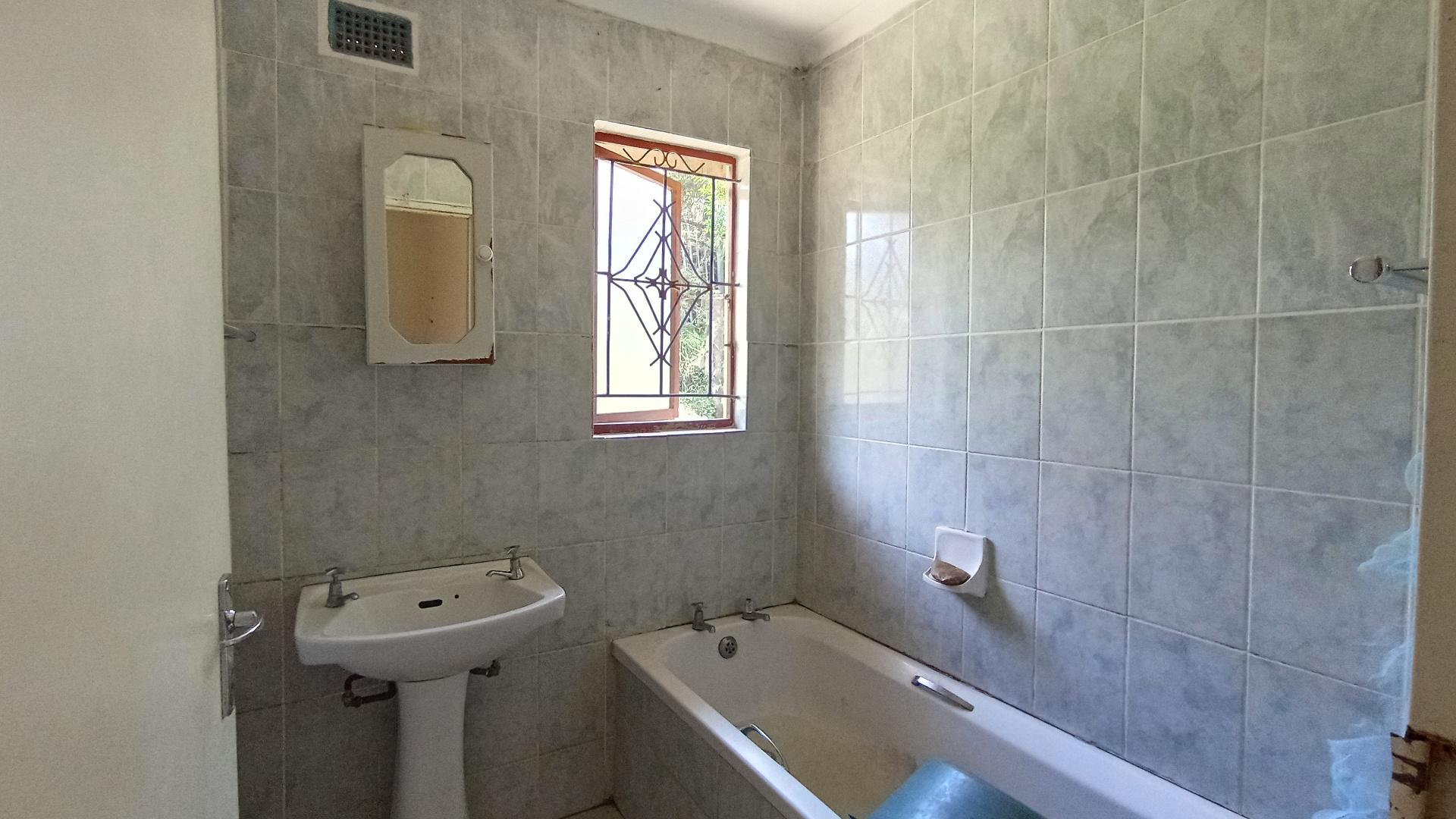 Bathroom 1 - 5 square meters of property in Kloof 