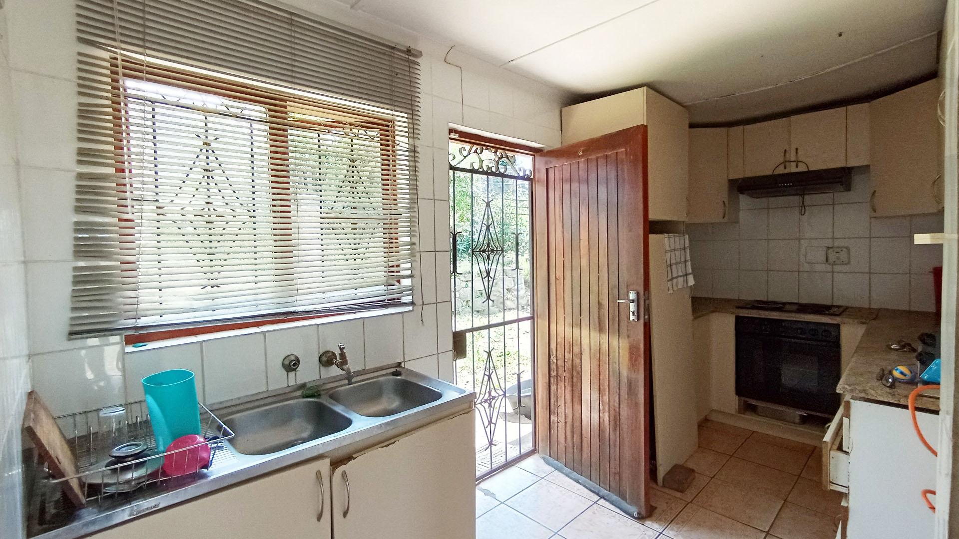 Kitchen - 10 square meters of property in Kloof 