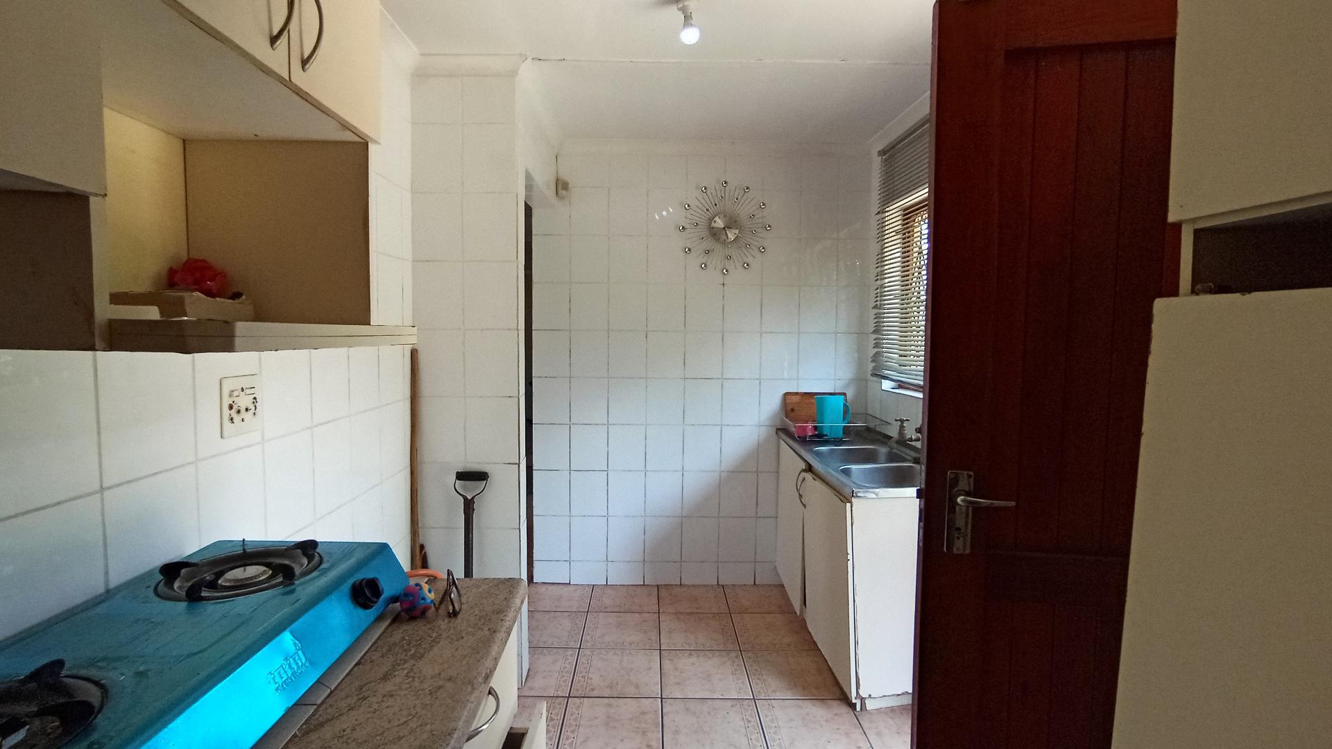 Kitchen - 10 square meters of property in Kloof 