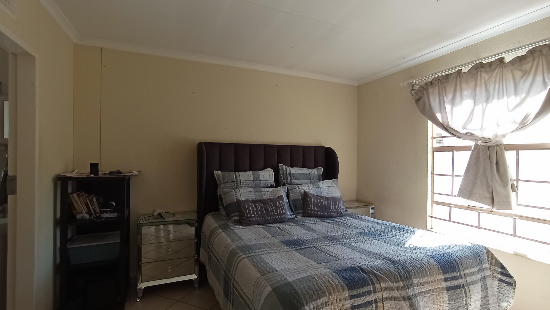 Main Bedroom - 14 square meters of property in Andeon