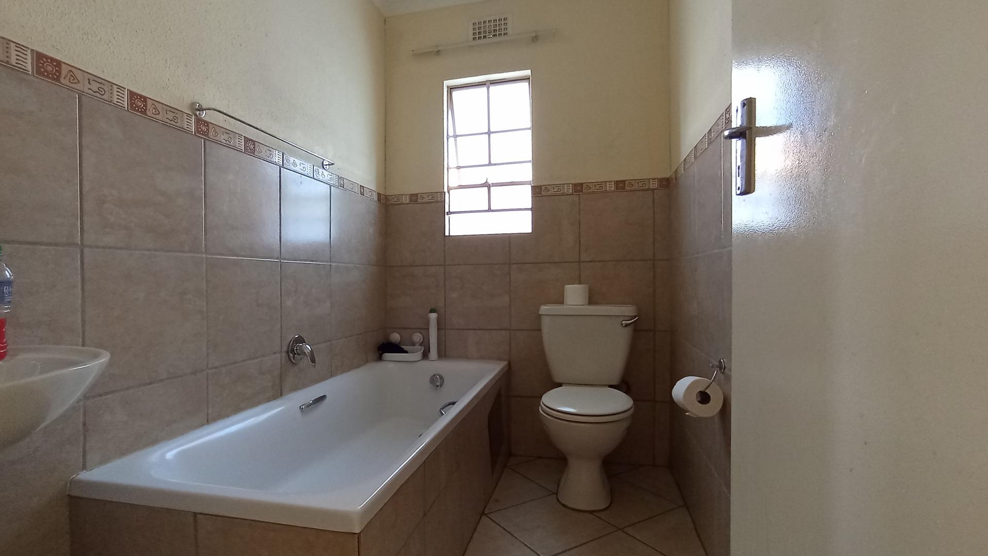 Bathroom 1 - 4 square meters of property in Andeon