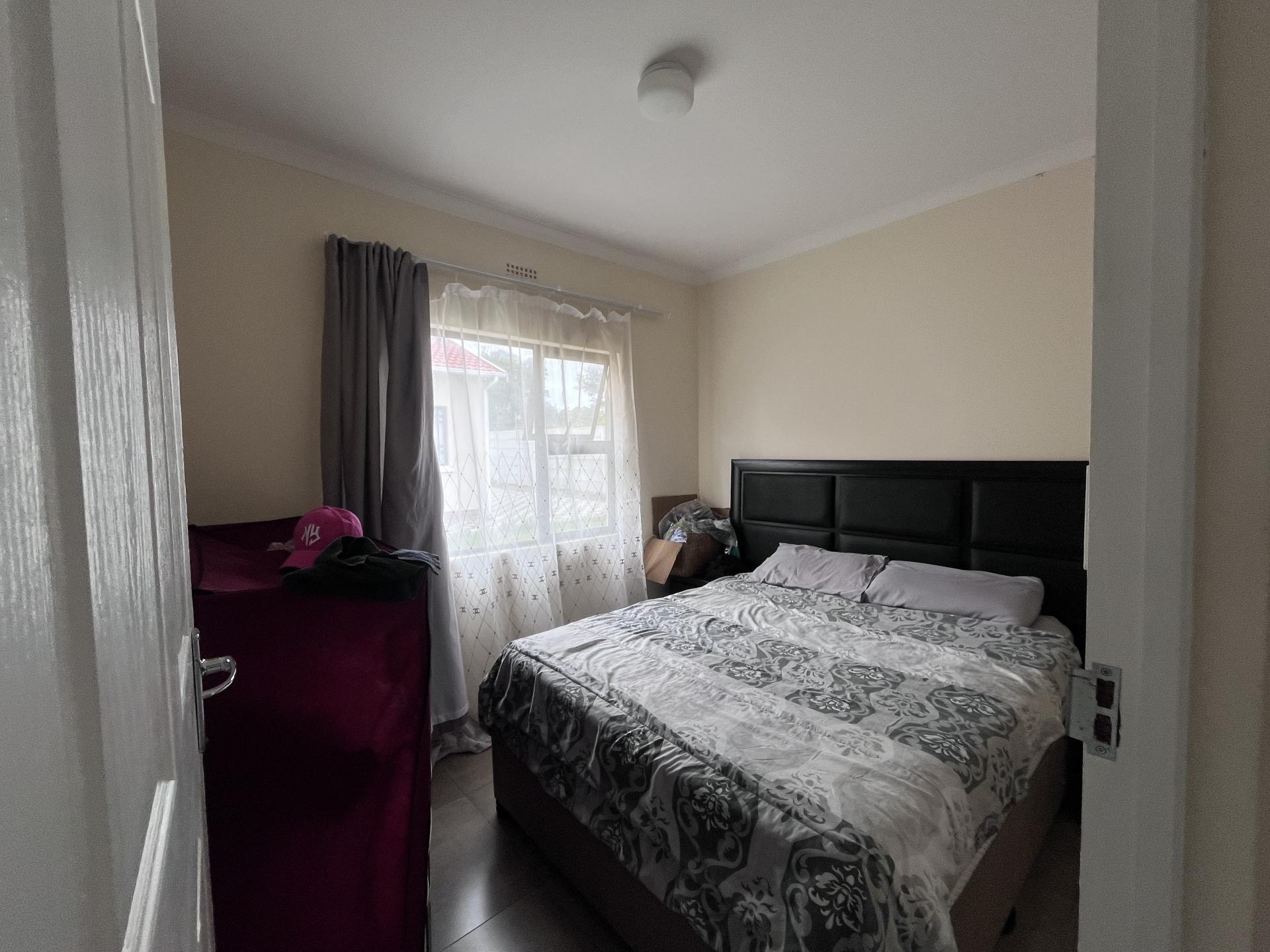 Bed Room 1 of property in Graceland
