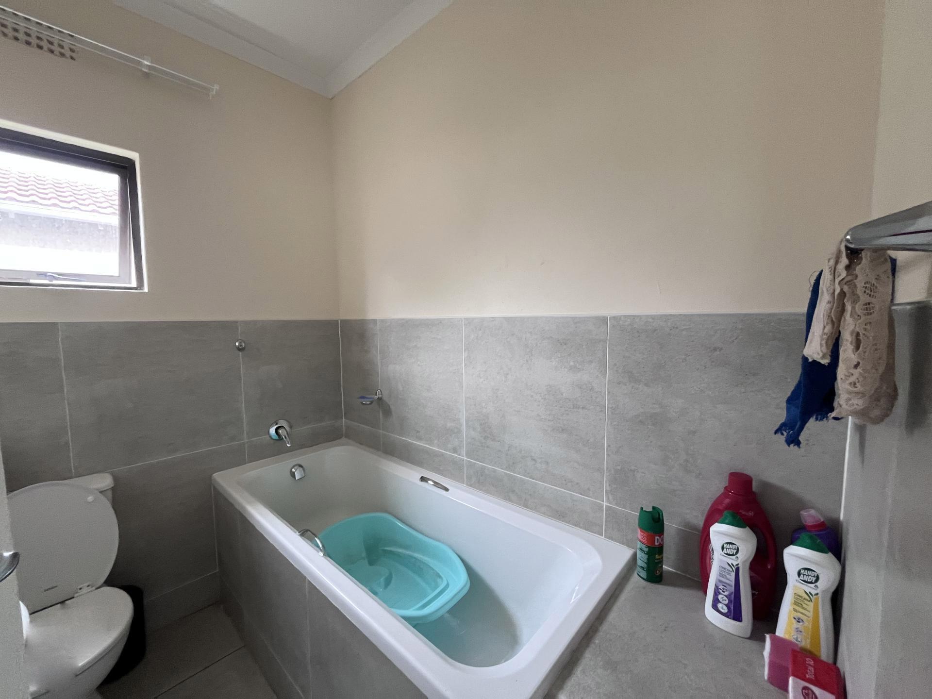 Bathroom 1 of property in Graceland