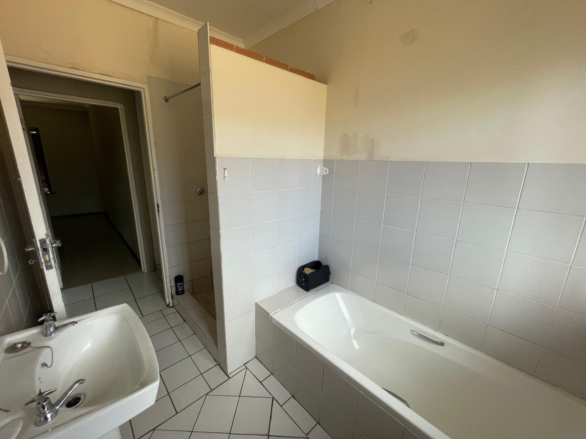 Bathroom 1 - 7 square meters of property in Caversham Glen