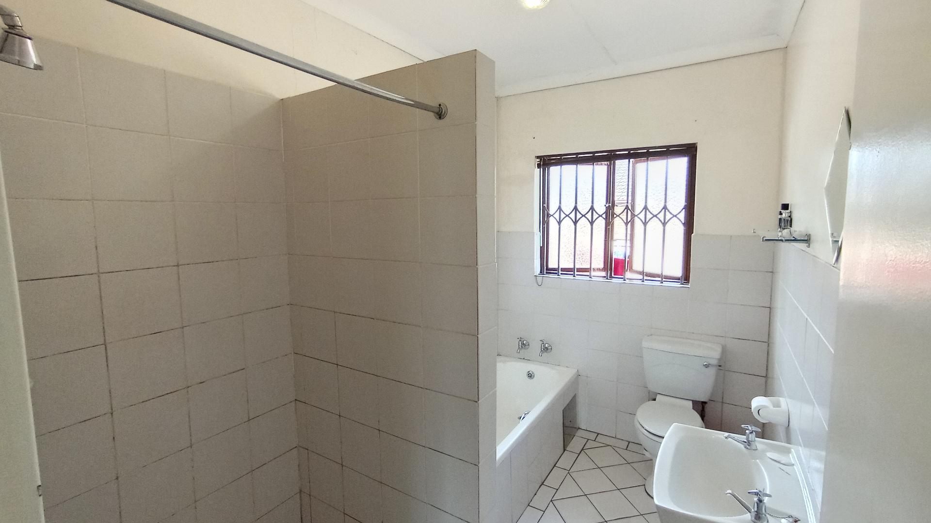Bathroom 1 - 7 square meters of property in Caversham Glen