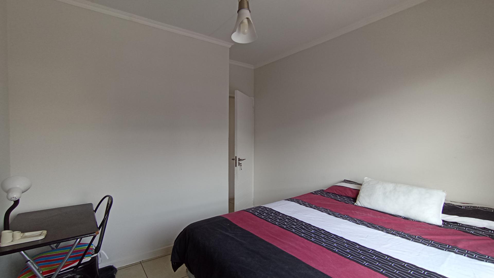 Bed Room 1 - 11 square meters of property in Olivedale