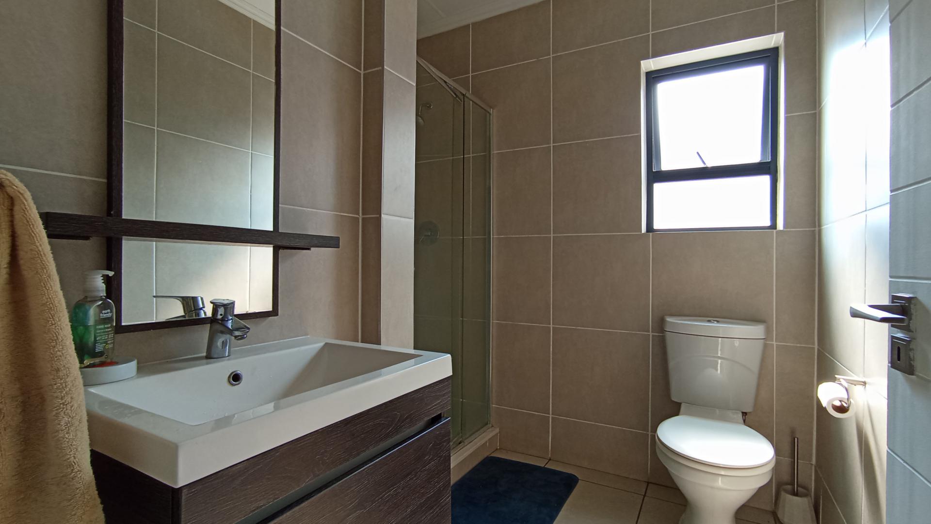 Bathroom 1 - 5 square meters of property in Olivedale