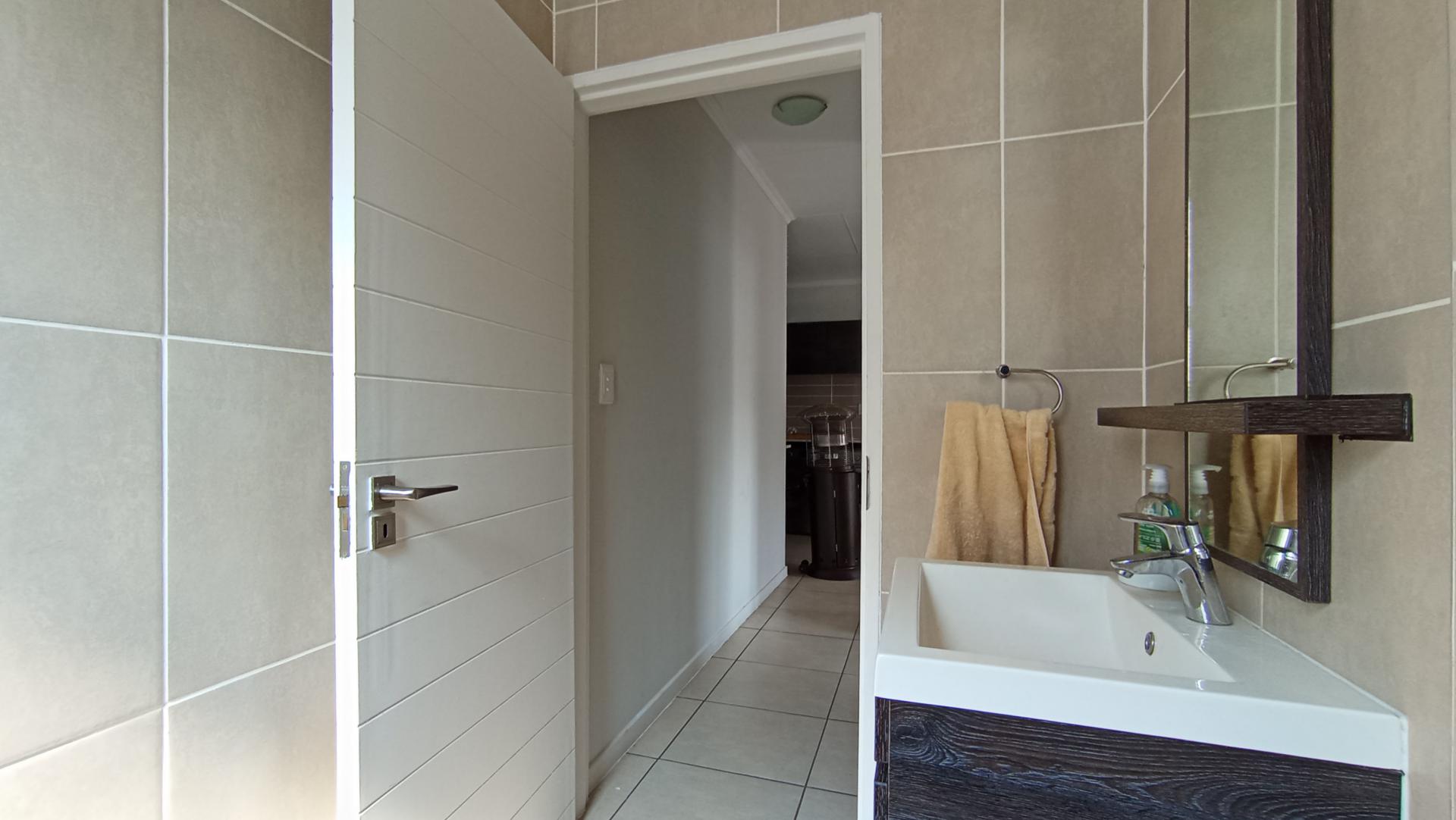 Bathroom 1 - 5 square meters of property in Olivedale