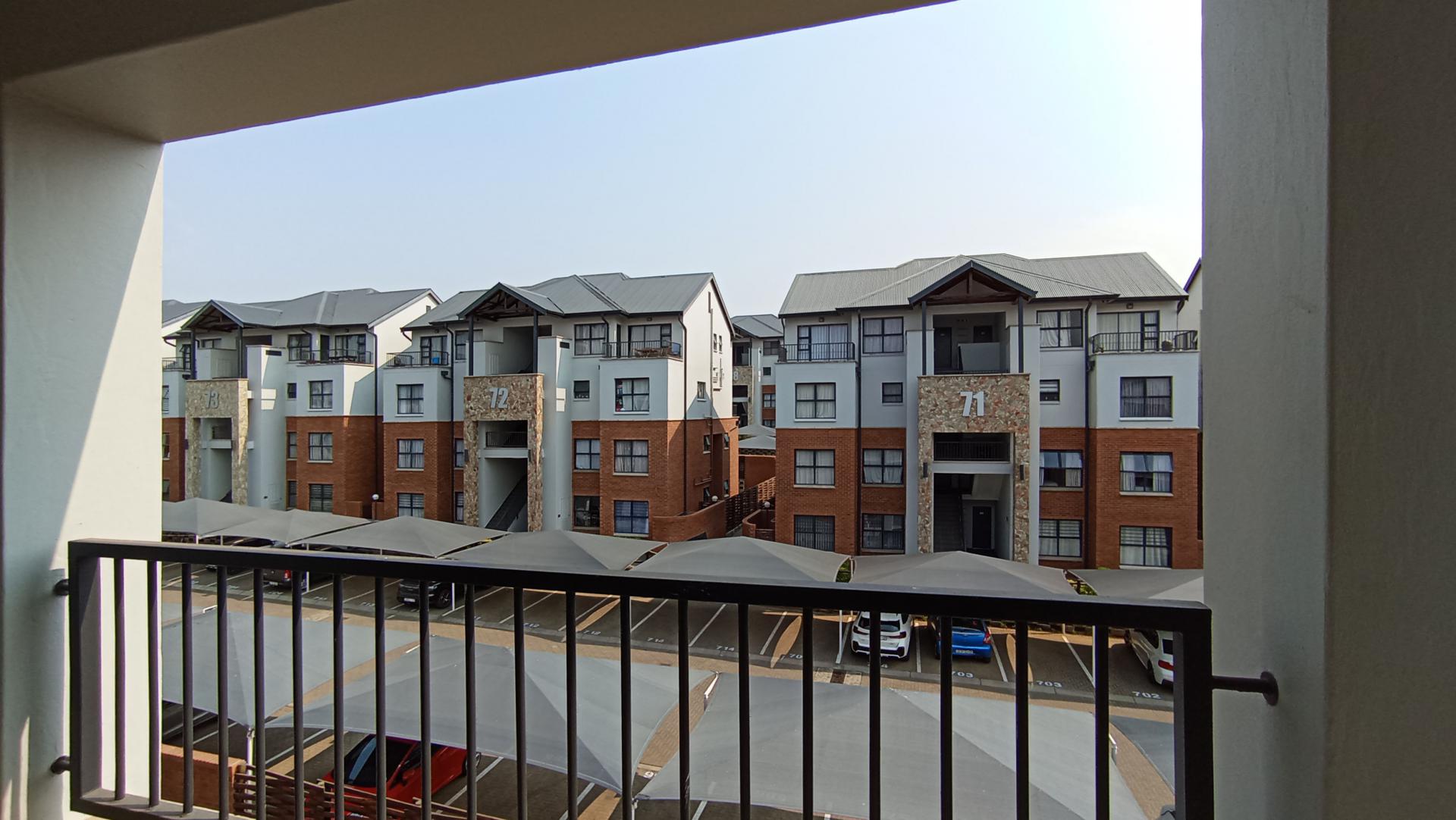 Balcony - 6 square meters of property in Olivedale