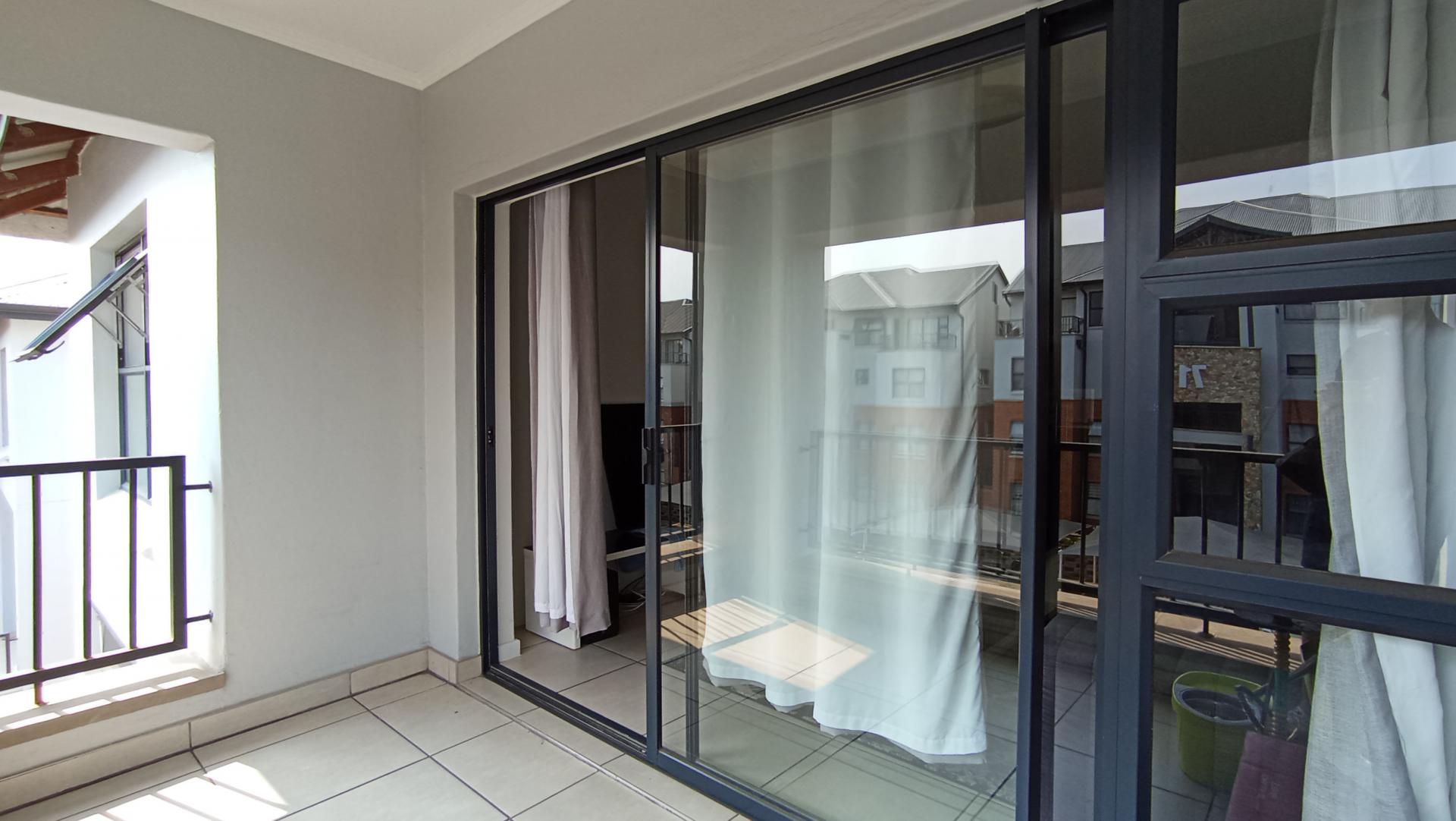 Balcony - 6 square meters of property in Olivedale