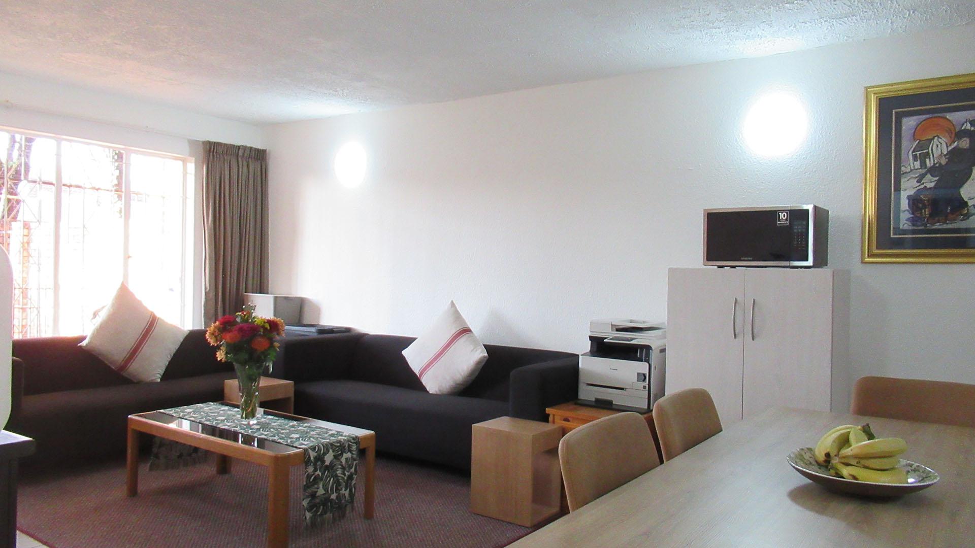 Lounges - 15 square meters of property in Ferndale - JHB