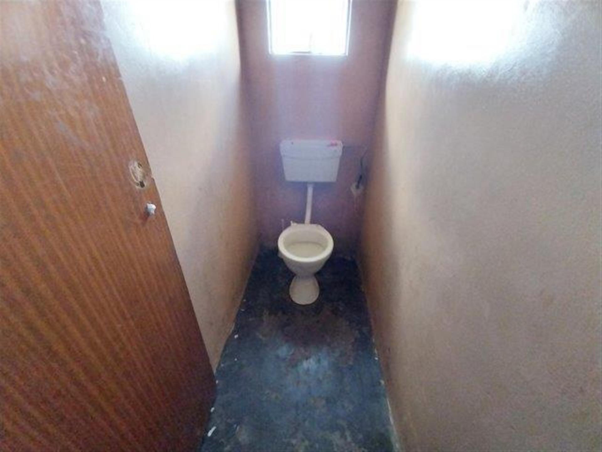 Bathroom 1 of property in Umtata