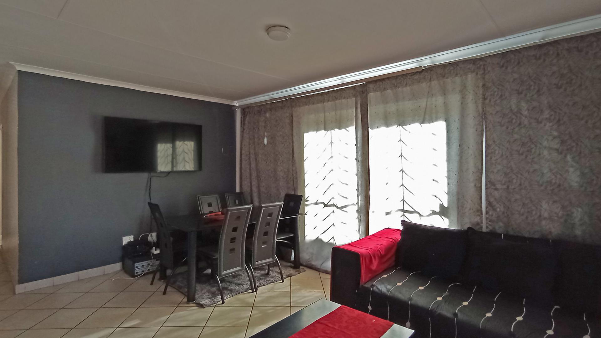 Lounges - 25 square meters of property in Roodeplaat