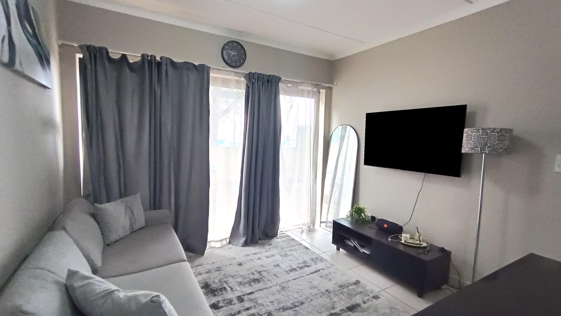 Lounges - 11 square meters of property in Oak Glen