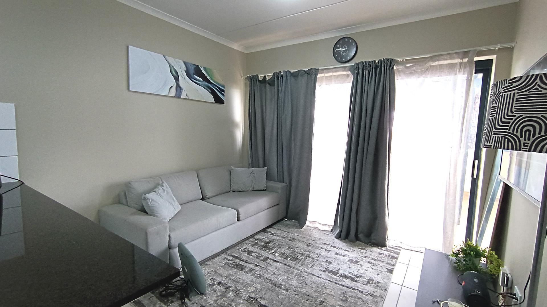 Lounges - 11 square meters of property in Oak Glen