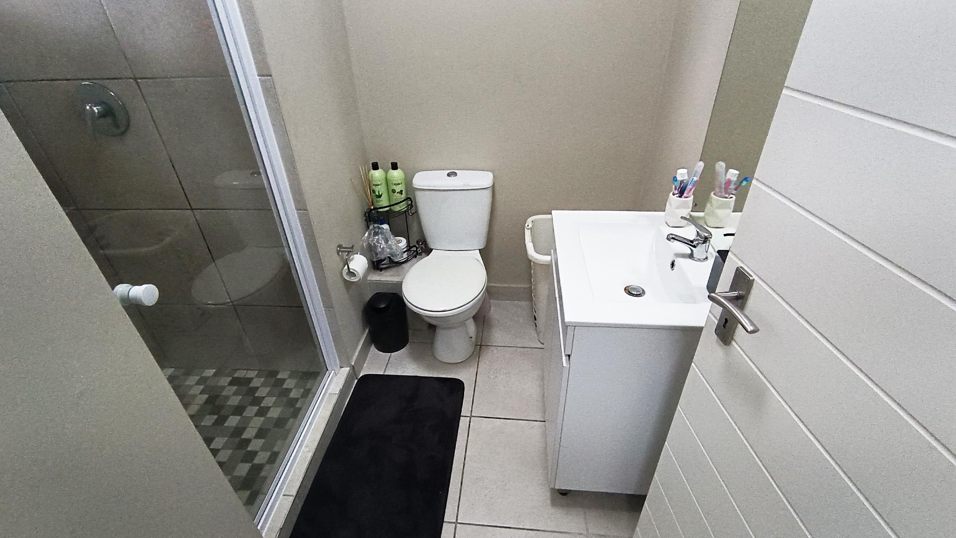 Bathroom 1 - 5 square meters of property in Oak Glen