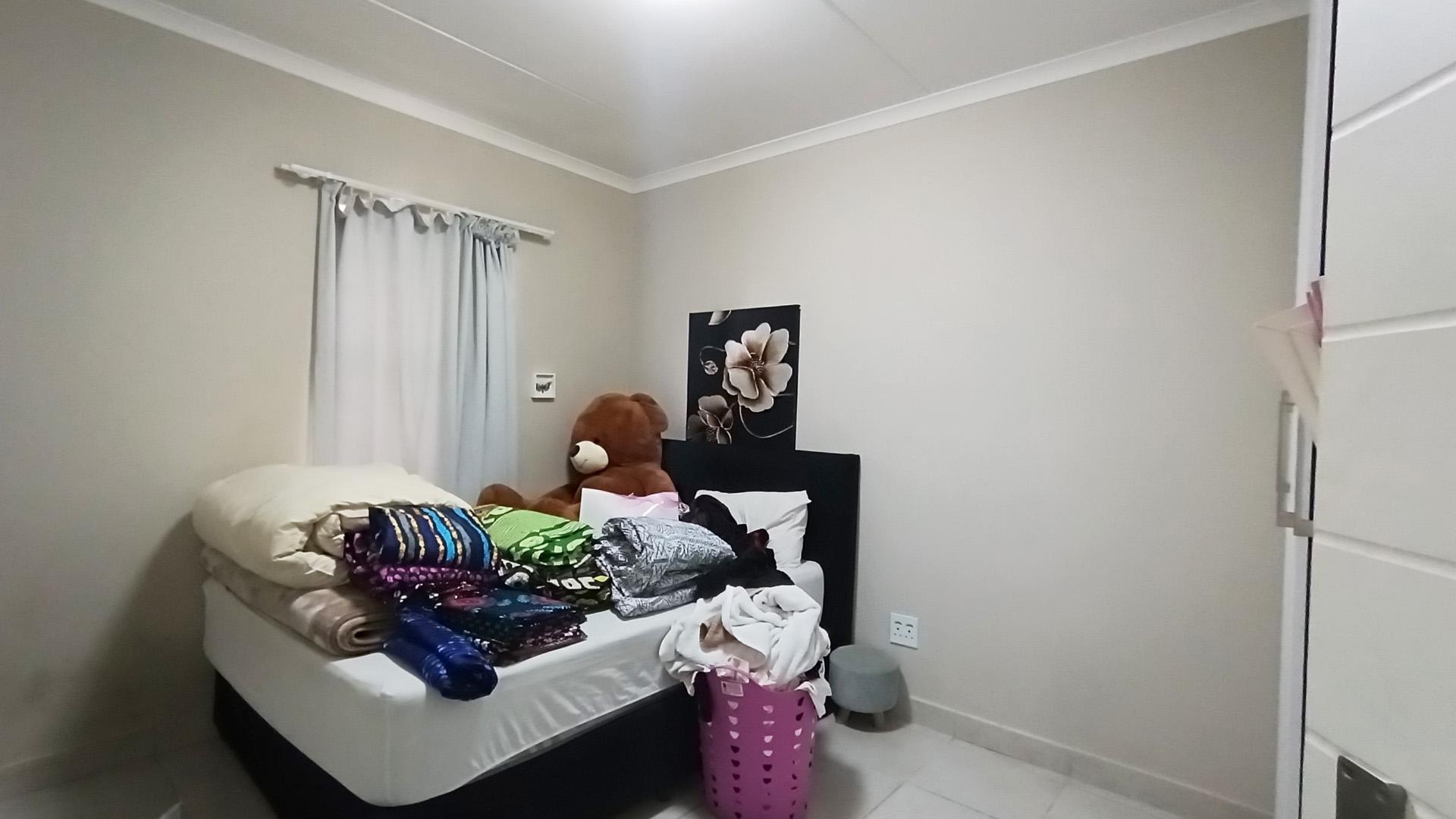 Bed Room 1 - 12 square meters of property in Oak Glen