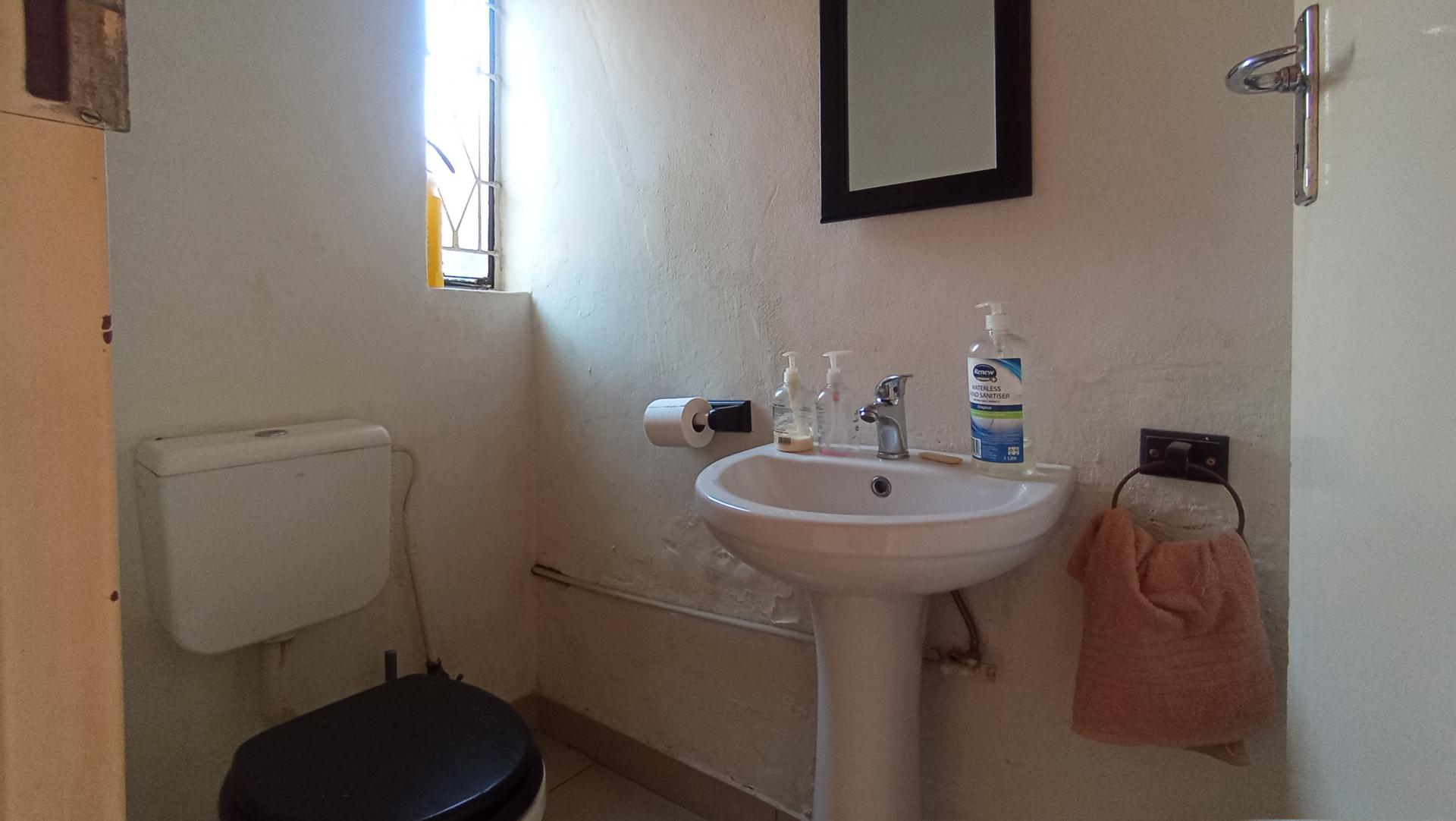Guest Toilet - 3 square meters of property in Windsor West