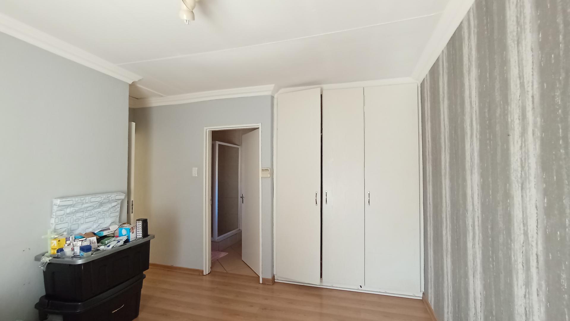 Main Bedroom - 16 square meters of property in Heuwelsig Estate