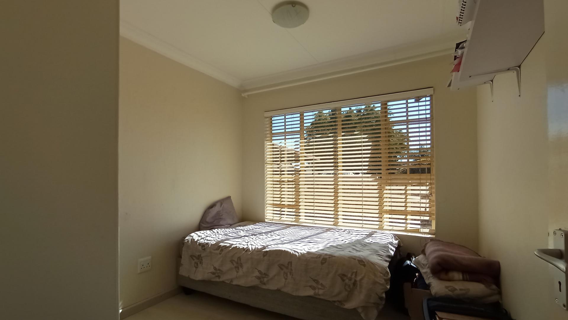 Bed Room 2 - 9 square meters of property in Heuwelsig Estate