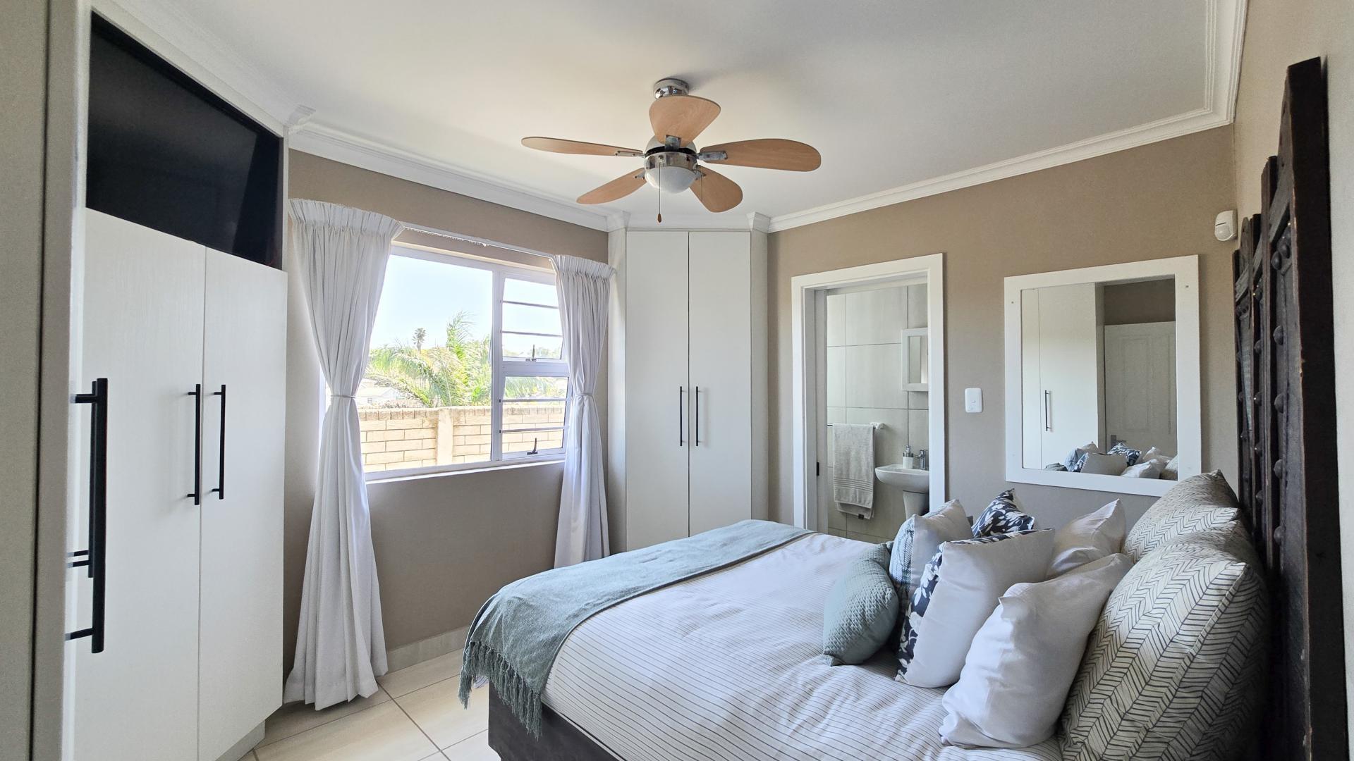 Main Bedroom of property in Nahoon Valley Park