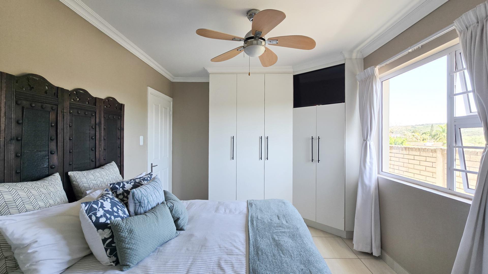 Main Bedroom of property in Nahoon Valley Park