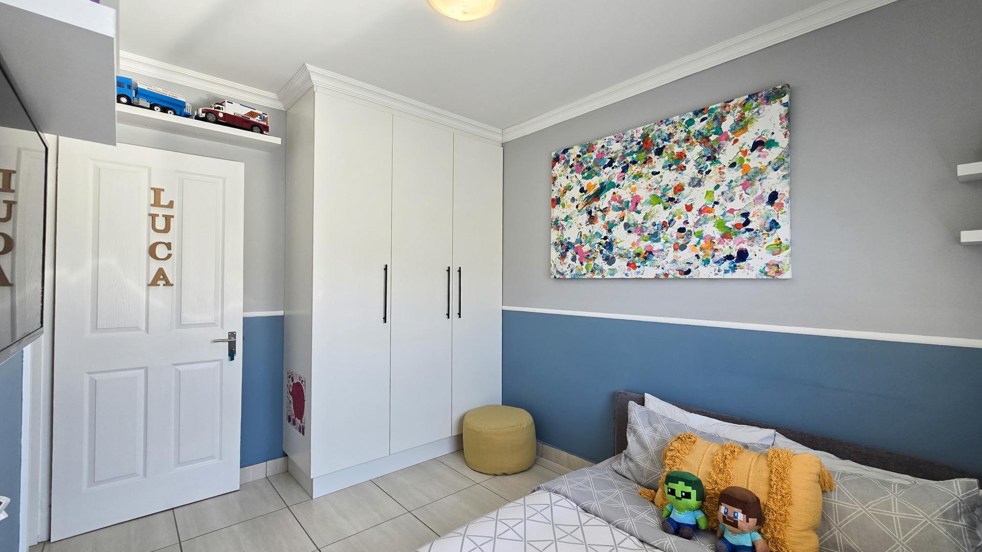 Bed Room 1 of property in Nahoon Valley Park