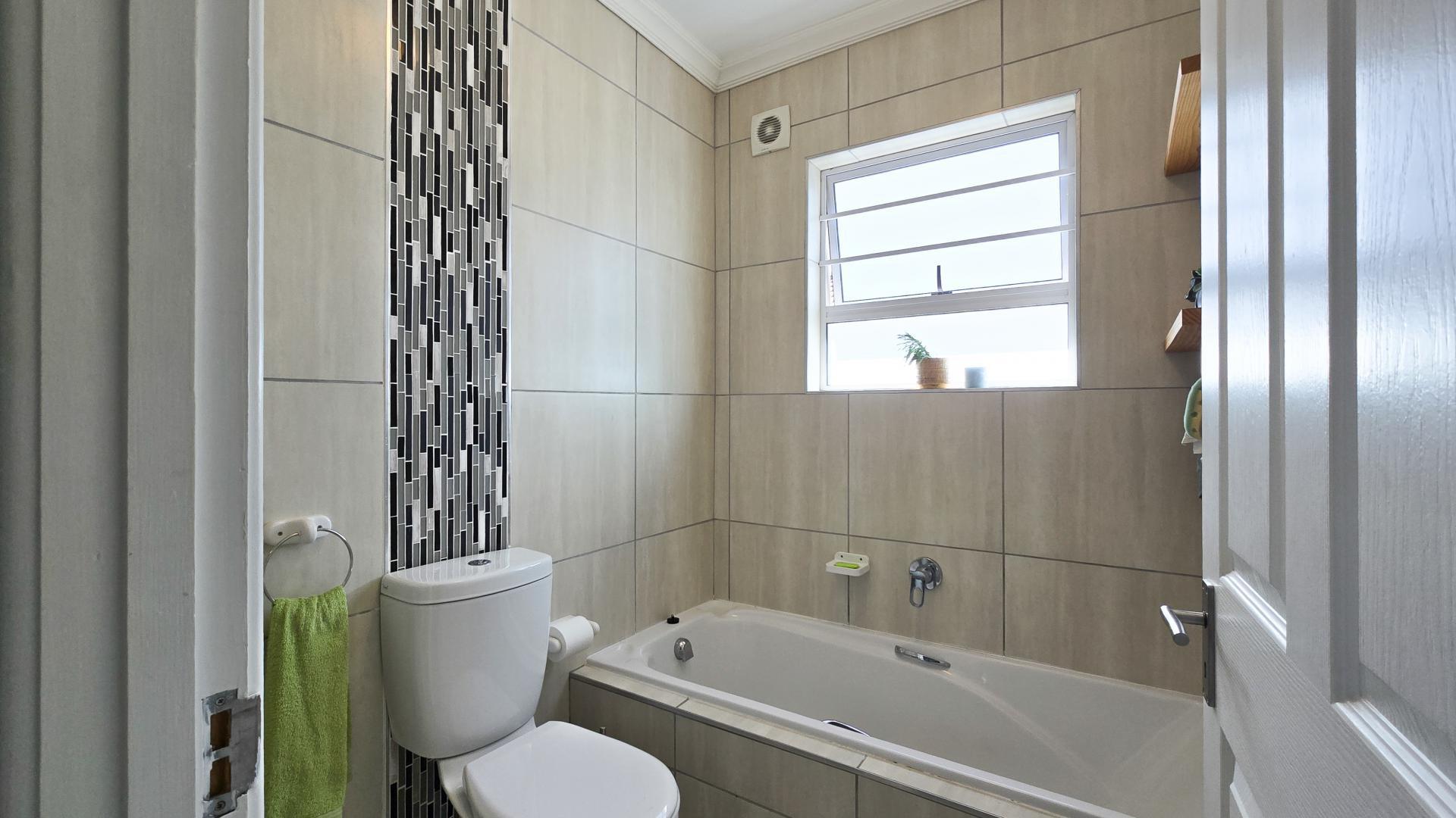 Bathroom 1 of property in Nahoon Valley Park