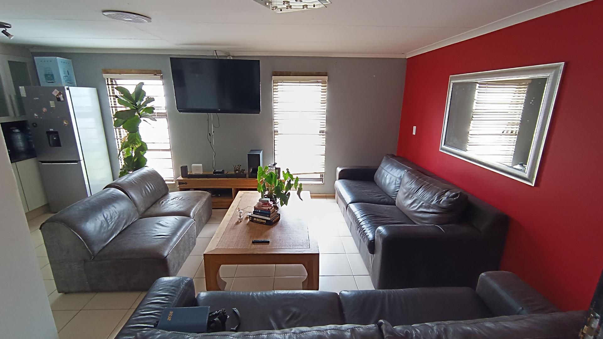 Lounges - 16 square meters of property in Summer Greens