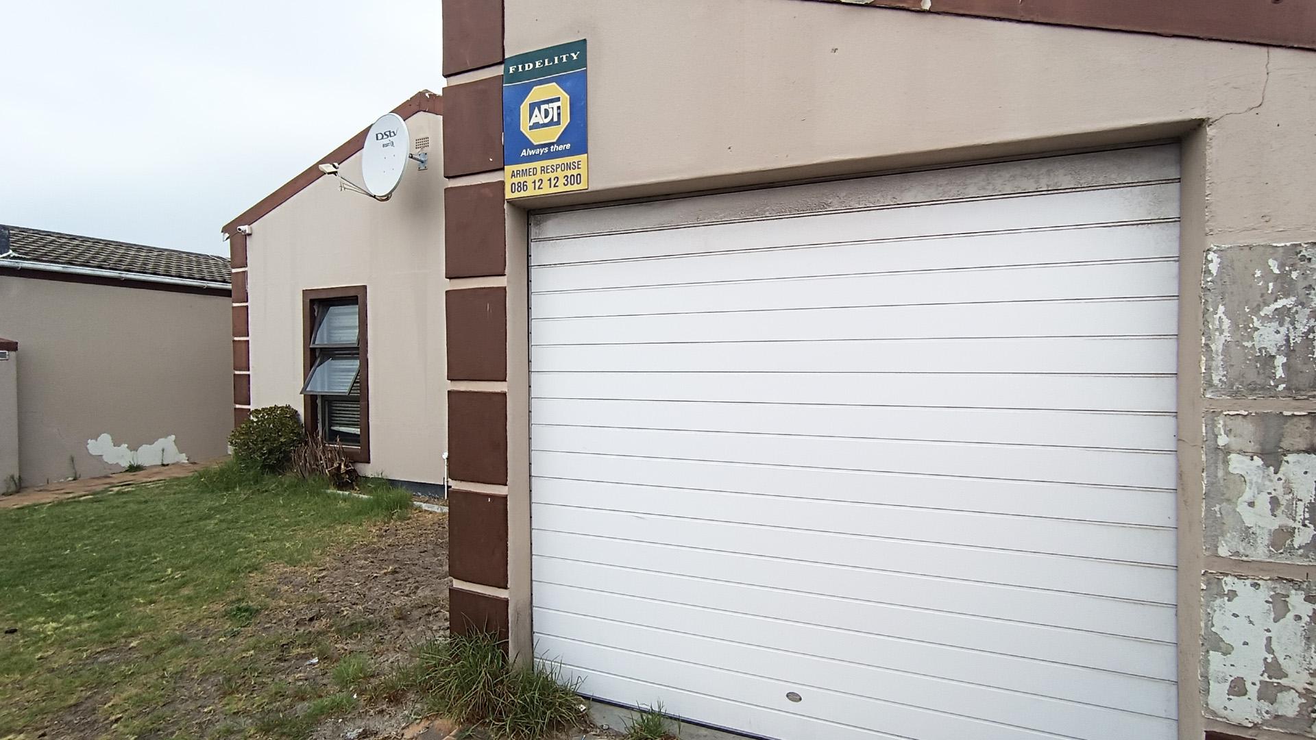 Garage - 20 square meters of property in Summer Greens