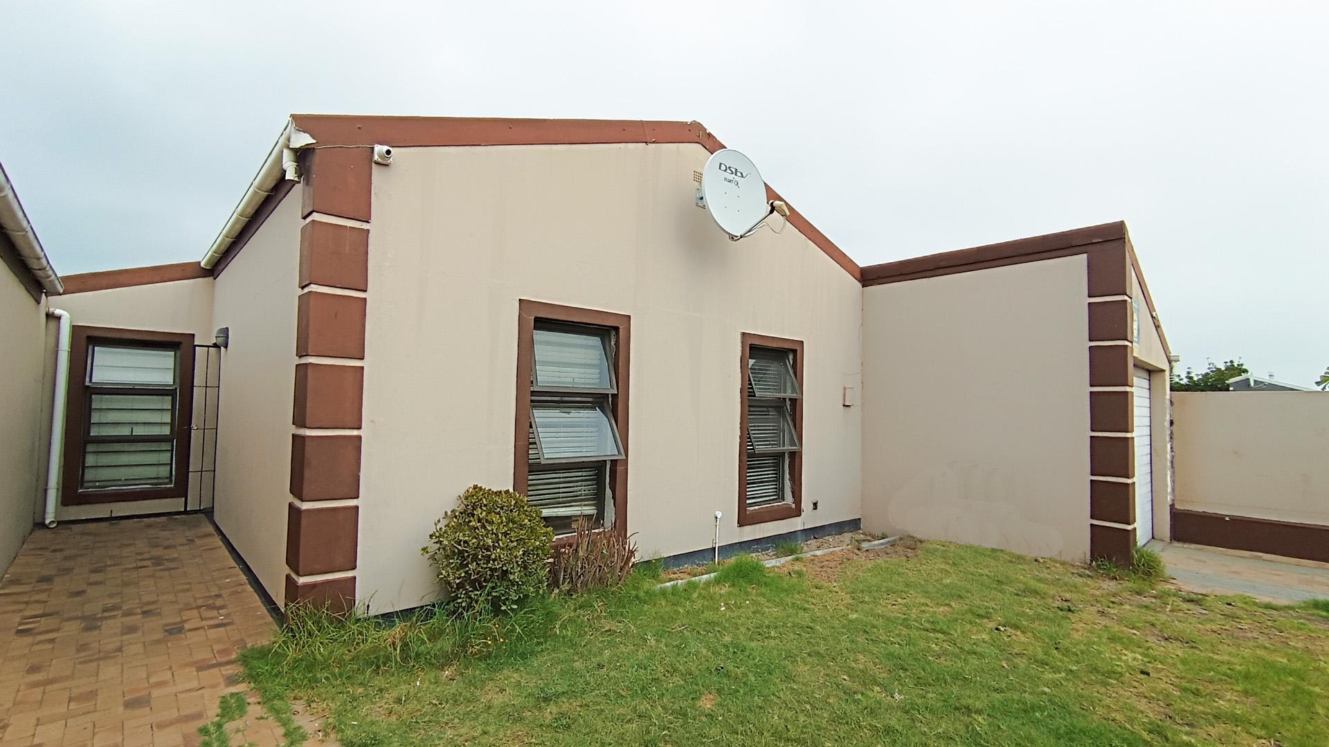 Front View of property in Summer Greens