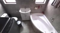Bathroom 1 - 7 square meters of property in Summer Greens