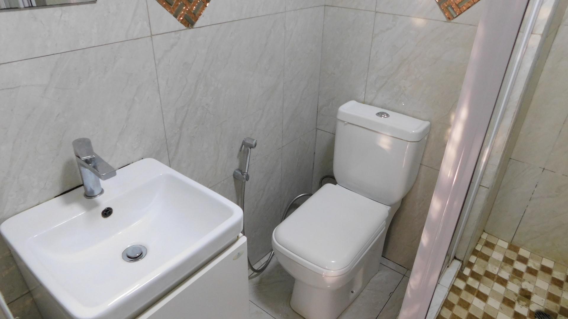 Main Bathroom - 4 square meters of property in Sherwood