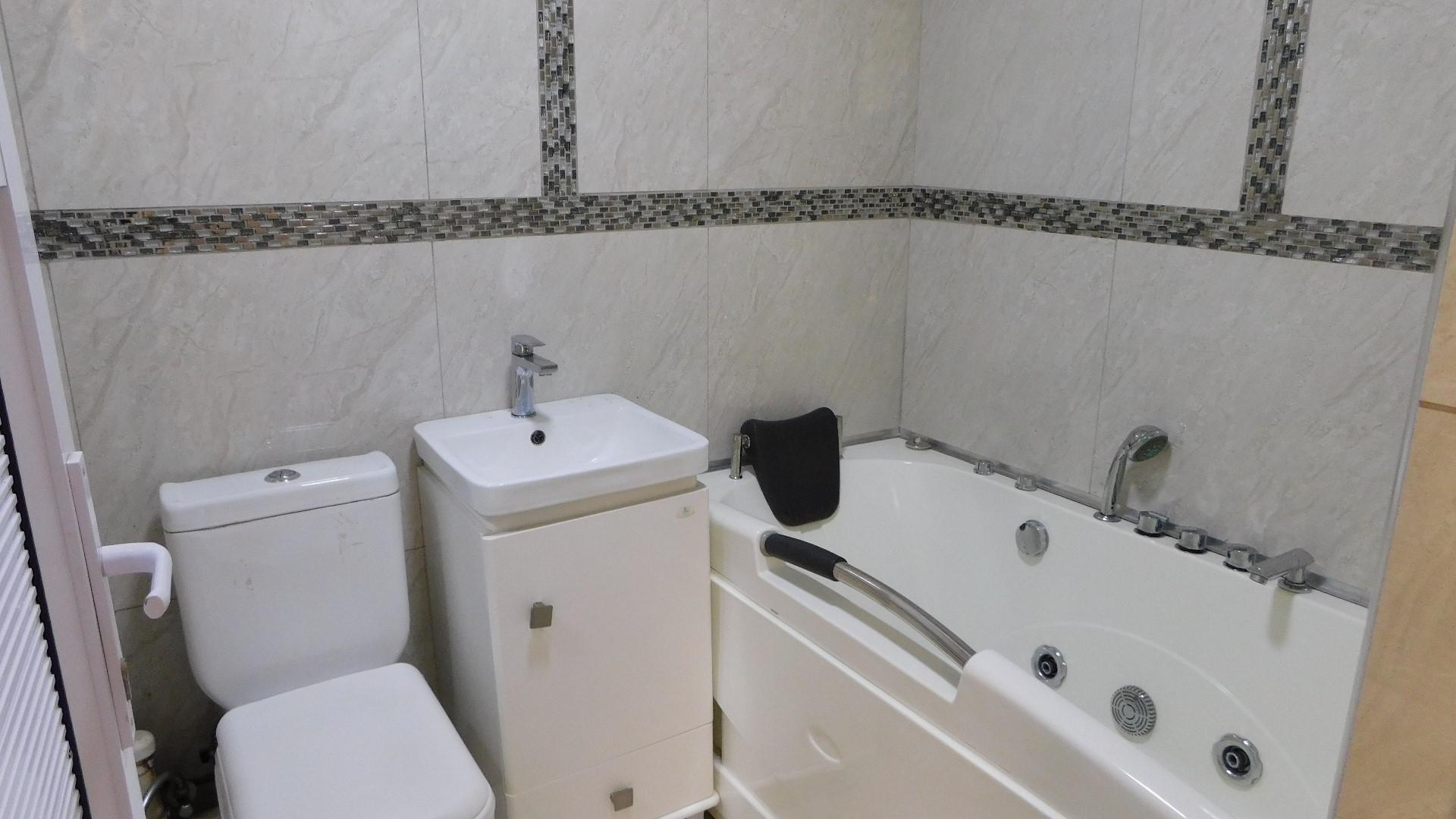 Bathroom 1 - 4 square meters of property in Sherwood